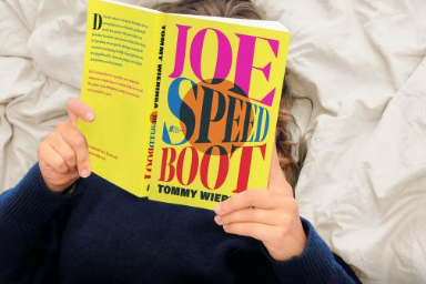 Vroow leest het boek Joe Speedboot tijdens de campagne Heel Nederland Leest