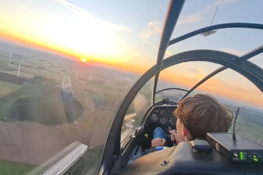 Jan Ruiter van zweefvliegclub Hoogeveen zit in een zweefvliegtuig in de lucht