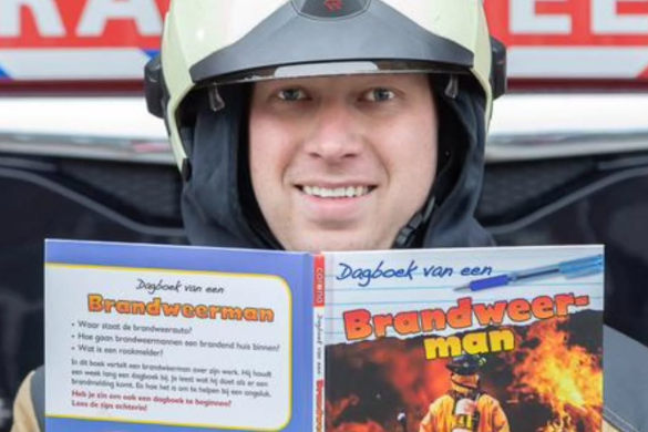 Brandweerman Michael met een voorleesboek